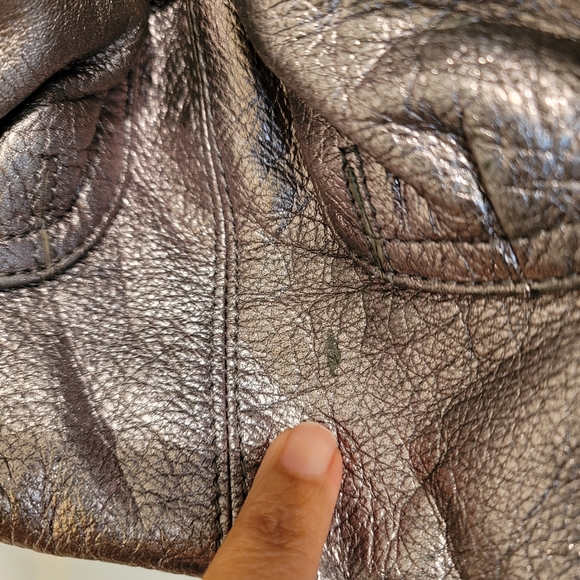 🚩SOLD🚩💥 B. MAKOWSKY LARGE SILVER METALLIC GENUINE LEATHER SHOULDER BAG - Picture 12 of 17